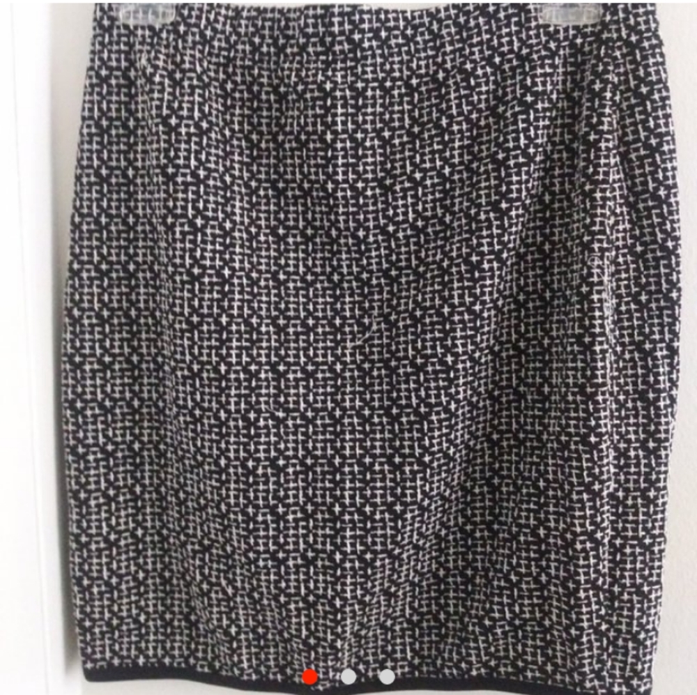 🎈 PRICE DROP 🎈 NWOT Black n White Skirt